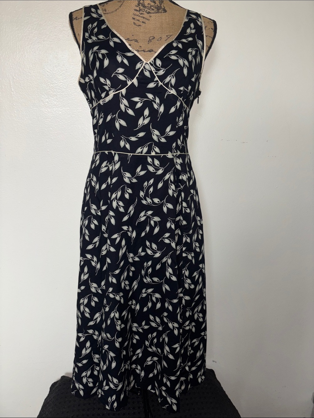 GAP Sz 6 Sleeveless Black, White & Gray Lined Leaf Print Dress
